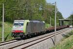 Nach dem Start in Singen am 21.04.2018 befindet sich bei Gottmadingen 486 508 der bls cargo mit den leeren Wagen der Gattung Rs auf der Fahrt nach Dunkerque (F).