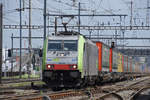 Re 486 501-0 durchfährt den Bahnhof Pratteln. Die Aufnahme stammt vom 25.04.2018.