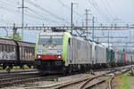 Doppeltraktion, mit den Loks 486 504-4 und 186 106-1, durchfahren den Bahnhof Pratteln.