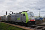 Re 486 508-5 durchfährt den badischen Bahnhof.