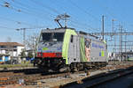 Re 486 503-6 der BLS, durchfährt den Bahnhof Pratteln.