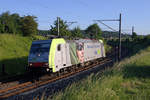 BERN-LÖTSCHBERG-SIMPLON-BAHN/BLS.
Abendstimmung auf unüblichen Spuren bei Niederbipp mit der Re 486 508 von BLS Cargo International am 20. Mai 2020.
Foto: Walter Ruetsch 
