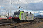 Re 486 510-1 der BLS verlässt die Abstellanlage beim badischen Bahnhof.