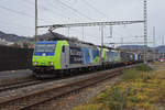 Doppeltraktion, mit den BLS Loks 485 005-3 und 475 412-3 durchfährt den Bahnhof Gelterkinden.