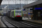 BLS - Loks 486 507 + 475 425 vor Güterzug bei der durchfahrt im Bhf Herzogenbuchsee am 17.03.2021