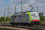 Re 486 506-9 der BLS verlässt am 29.06.2022 die Abstellanlage beim badischen Bahnhof.