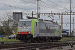 Re 486 508-5 der BLS verlässt am 12.04.2023 die Abstellanlage beim Bahnhof Pratteln.