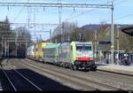 BLS - Lok 486 506 mit Rolla bei der Durchfahrt im Bhf.