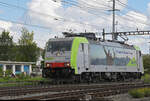 Re 486 502-8 verlässt am 24.09.2024 die Abstellanlage beim Bahnhof Pratteln.