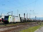 bls - Lok 486 503-6 mit Zisternenwagen bei der Durchfahrt im Bahnhof Basel Bad.