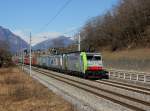 Die Re 486 509 und die 187 006 mit einem Containerzug am 23.01.2016 unterwegs bei Arbedo-Castione.