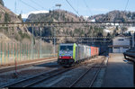 BLS Cargo Re 486 507 zieht im letzten Sonnenlicht des 24.