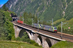 Eine Doppeltraktion der BLS Lokomotiven Re 486 506 und der Re 486 508 donnern mit einem Containerzug über die mittlere Meienreussbrücke.Bild vom 19.7.2016