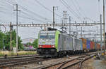 Doppeltraktion, mit den Loks 485 507-7 und 186 101-2, durchfahren den Bahnhof Pratteln.