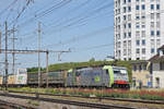 Re 486 502-8 durchfährt den Bahnhof Pratteln. Die Aufnahme stammt vom 30.05.2018.