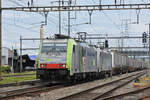 Doppeltraktion, mit den Loks 486 510-1 und 186 109-5, durchfahren den Bahnhof Pratteln.