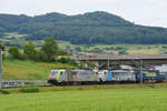 Doppeltraktion, mit den Loks 486 507-7 und 186 105-3 fahren Richtung Bahnhof Itingen.