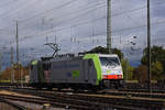 Re 486 503-6 der BLS verlässt die Abstellanlage beim badischen Bahnhof.