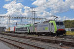 Re 486 502-8 der BLS durchfährt den Bahnhof Pratteln.