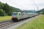 Re 486 508-5 fährt Richtung Bahnhof Gelterkinden.