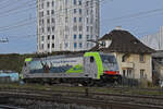 Re 486 502-8 der BLS wird am 30.12.2022 in der Abstellanlage beim Bahnhof Pratteln abgestellt.