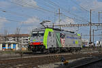 Re 486 505-1 der BLS verlässt am 23.02.2023 die Abstellanlage beim Bahnhof Pratteln.