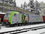 bls - Neue E-Lok 486 506-9 mit Eigenwerbung abgestellt im Bahnhofsareal von Spiez am 12.12.2008