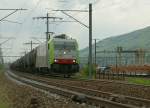 Re 486 504 mit einem lzug bei Biel Mett; rechts im Bild: der RB Biel/Bienne
8. Mai 2009