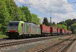 486 505 der BLS mit einem Winner-KLV-Zug in Fahrtrichtung München.