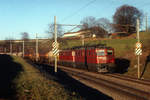 SBB: Abendlicher Güterzug mit den Ae 6/6 11419  Appenzell Innerrhoden  und Ae 6/6 11429  Altdorf  im letzten Abendlicht zwischen Niederbipp und Wangen an der Aare unterwegs im August 2003.