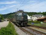 Ae 6/6 11453 mit Holzwagen bei der einfahrt in den Bahnhof von Zell am 10.05.2007