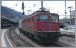 Ae 6/6 11445 verlsst Chur mit einem langen Gterzug ab Ems Werk (Chemie und Stallinger).