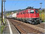 Dieses Bild aus dem Archiv zeigt die SBB Ae 6/6 11470 mit ihrem Güterzug bei der Durchfahrt in Bossière im sanften Herbstlicht des 16.