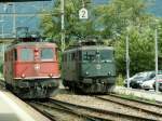 Die rote Ae 6/6 11434  rauscht  am 25.05.07 in Landquart an der abgestellten grnen Ae 6/6 11484 vorbei.