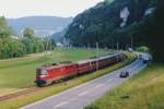 SBB/OeBB: Auf der Fahrt von Balsthal nach Oensingen leistete die Ae 6/6 11425 Genf dem BDe 4/12 204 (1935) ex DB ET 25 Vorspann (August 1990).
Foto: Walter Ruetsch