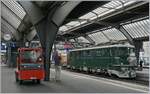 Ein wunderschönes Bijoux, welches auf jeden Fall ein Foto lohnt, doch auch das kleine Rote faszinierte mich und musste auch mit aufs Bild. 
Die Ae 6/6 11407 Aargau hat die Kurswagen von Schaffhausen nach Luzern bis nach Zürich gebracht und wartet nun auf die Fahrt ins Depot um am Abend die Rückleistung zu übernehmen. 
(Hinweis: Das Autokennzeichen wurde verändert)
Zürich, den 24. Juni 2018