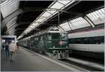 Die SBB Ae 6/6 11407 AARGAU des Verein Mikado 1244 erreicht mit ihren Kurswagen von Schaffhusen den Hauptbahnhof von Zürich. Bei diesem Bild fasziniert mich, wie unbeachtet von den Passanten der Zug einfährt. 
24. Juni 2018