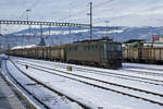 Zuckerrübenkampagne Aarberg 2009
Einer der letzten Rübenzüge der Saison 2009 wartet am 22. Dezember 2009 mit der Ae 6/6 1435 in Yverdon les Bains auf die Abfahrt via Payerne - Aarberg.
Foto: Walter Ruetsch 
