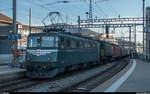 Die SBB Historic Ae 6/6 11421  Graubünden  überführte am 16. Oktober 2018 die Ae 3/6 I 10650, die Ae 6/6 11416, zwei EW I und einen Tm von Vallorbe nach Olten. Hier bei der Einfahrt im Bahnhof Olten.