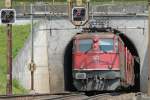 Ae 6/6 mit leerem Autotransportzug unterwegs an der Bzberg-Sdrampe in Richtung Basel (14.Juni 2007)