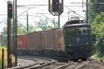 Ae 6/6 mit Gterzug im morgentlichen Gegenlicht unterwegs an der Bzberg-Sdrampe in Richtung Basel (14.Juni 2007)