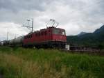 Eine Ae 6/6 mit einem Gterzug trifft in Krze in den Bahnhof Buchs/SG. Hier steht er aber noch in Sevelen Hauptbahnhof am 12.06.07