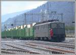 Ae 6/6 11438 bernimmt Holzwagen von der Sgerei Stallinger.