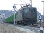 Ae 6/6 11438 mit  Grnabfuhr  der Sgerei Stallinger. (08.06.2007)