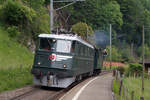 SBB HISTORIC.
PROTOTYP Ae 6/6 11402  URI  mit Ec 3/3 HWB 5 bei Werthenstein unterwegs am 23. Mai 2015.
Foto: Walter Ruetsch