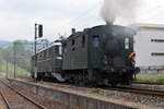 SBB HISTORIC.
PROTOTYP Ae 6/6 11402  URI  mit Ec 3/3 HWB 5 bei Littau unterwegs am 23. Mai 2015.
Der seltene Sonderzug bei einem seiner Zwischenhalte. Fotostandort für Fotografen ausnahmsweise unter Aufsicht erlaubt. Bildausschnitt Fotoshop.
Foto: Walter Ruetsch