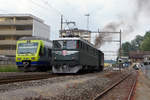 SBB HISTORIC.
PROTOTYP Ae 6/6 11402  URI  mit Ec 3/3 HWB 5 bei Littau unterwegs am 23. Mai 2015.
Der seltene Sonderzug bei einem seiner Zwischenhalte. Fotostandort für Fotografen ausnahmsweise unter Aufsicht erlaubt. Bildausschnitt Fotoshop.
Foto: Walter Ruetsch