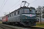 Ae 6/6 11421  Graubünden  und Ae 6/6 11425  Genève  auf Ihrer Ausfahrt am 23.01.2020 zwischen Olten und Solothurn, aufgenommen bei Niederbipp.