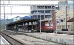 In Buchs SG befindet sich der Bahnhof immer noch im Umbau. Dabei wurde ein neues Zwischenperron erstellt, an dem sich aber nur ein Gleis befindet. Vermutlich aus Spargrnden wurde auf den Vollausbau verzichtet. Nur mssen jetzt die zahlreichen Regionalzge der BB, Montafonerbahn und Thurbo immer in Abstellgeleise ausweichen, wenn gleichzeitig die EC und IR kreuzen. Hier rangiert die Ae 6/6 11423 (ex Wallis) (10.07.2007)