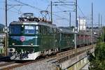 Ae 6/6 11407  Aargau  beim Überqueren der Limmatbrücke zwischen Neuenhof und Wettingen, am Haken der Sonderzug mit der 141.R.1244 Mikado auf der Rückfahrt nach Brugg, aufgenommen am 09.08.2020.